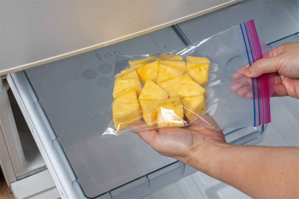 カットパイナップルを冷凍庫に入れる