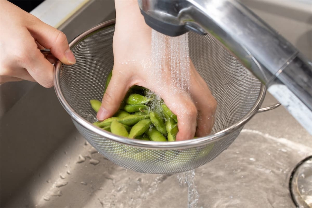 枝豆を洗う