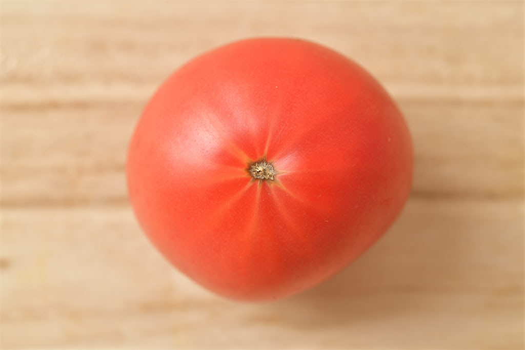 トマトはヘタ側を下に向けて保存