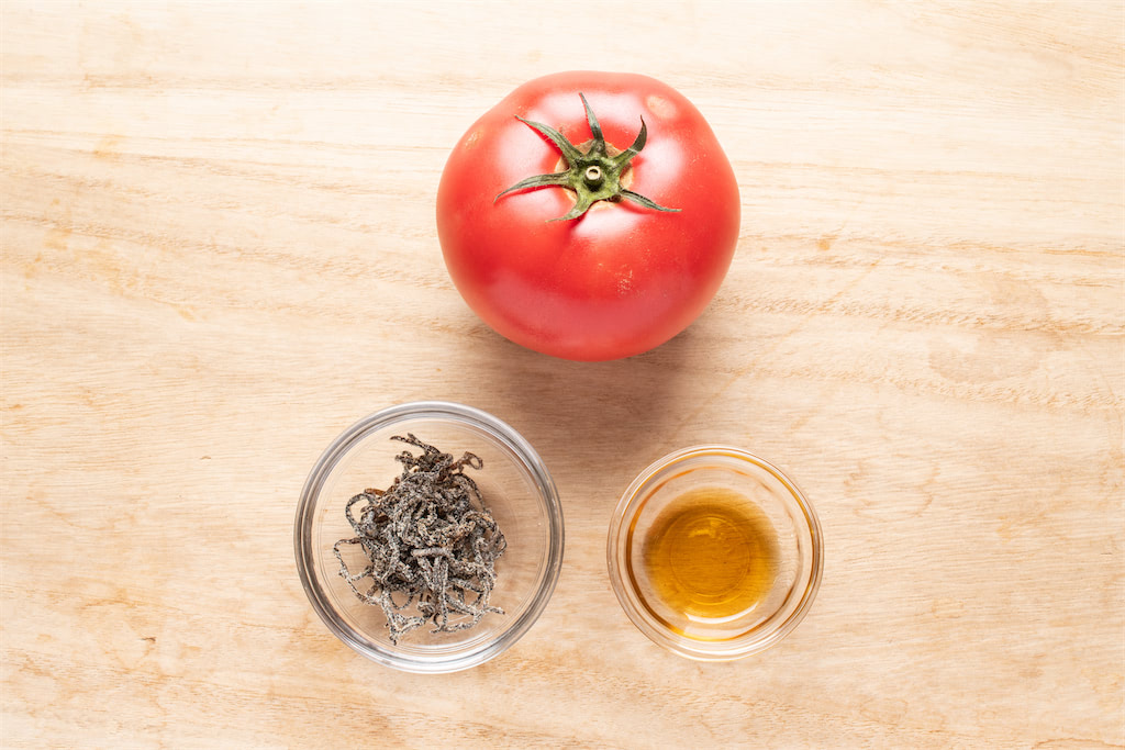 トマトと塩昆布のゴマ油和えの材料