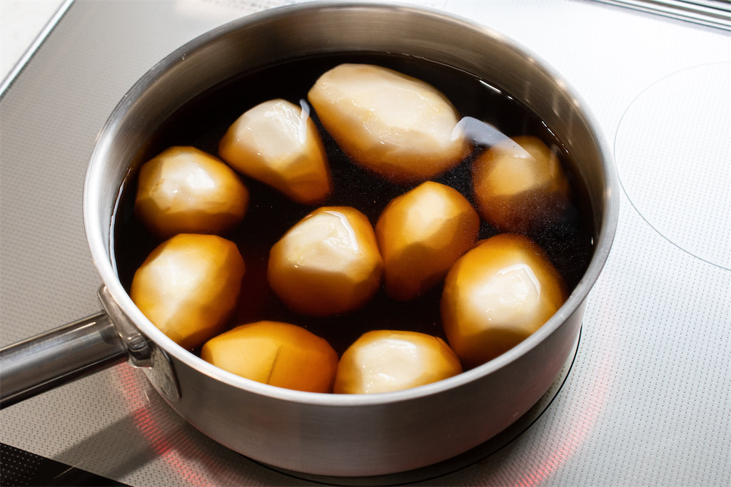鍋に里芋を入れいも炊きのたれを投入