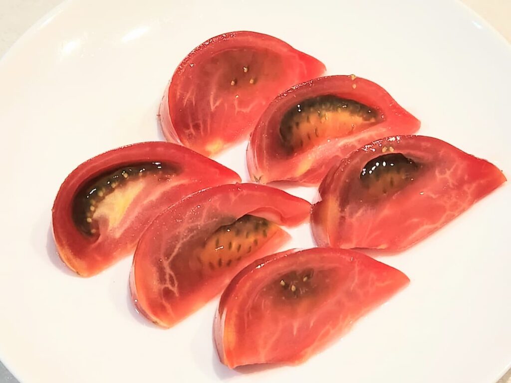 トマトをくし切り