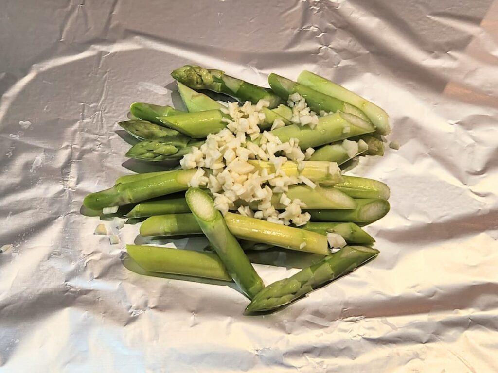 アスパラガスとにんにくをホイルにのせる
