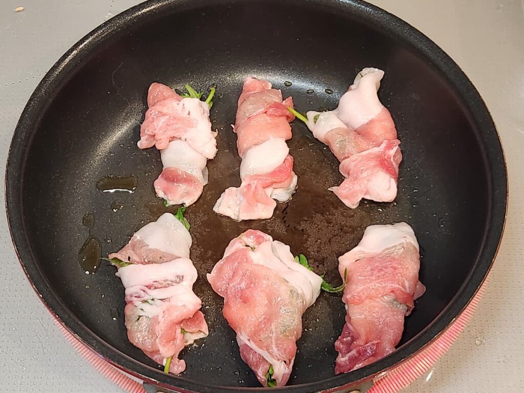 フライパンにごま油を引いて大葉豚肉を焼く