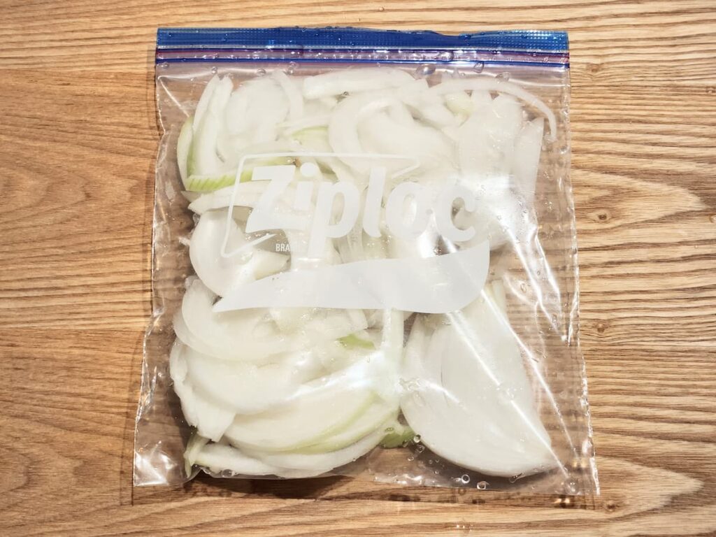 玉ねぎを冷凍保存用の袋に入れる