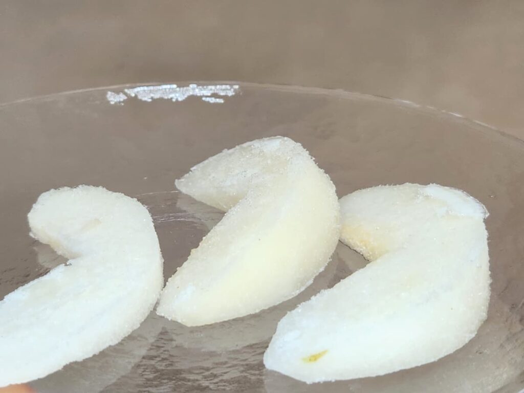 冷凍した梨を凍ったまま食べてみた