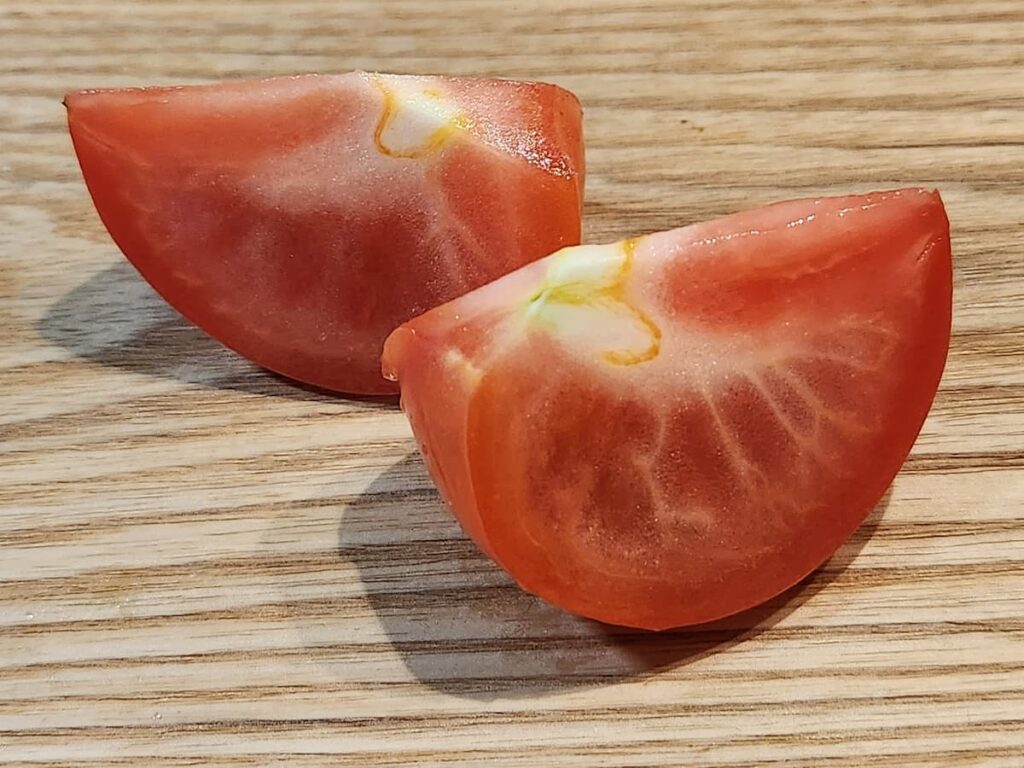 トマトが綺麗に切れました