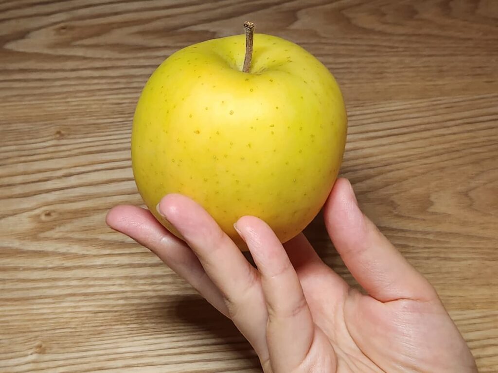 トキりんごの選び方②重さをチェック