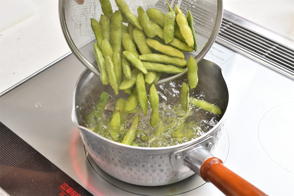 鍋に塩がついたままの枝豆を入れる