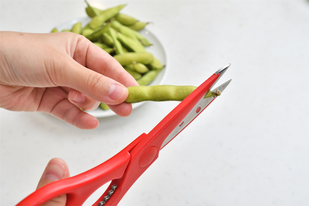 枝豆の先端部分をはさみで少しカット