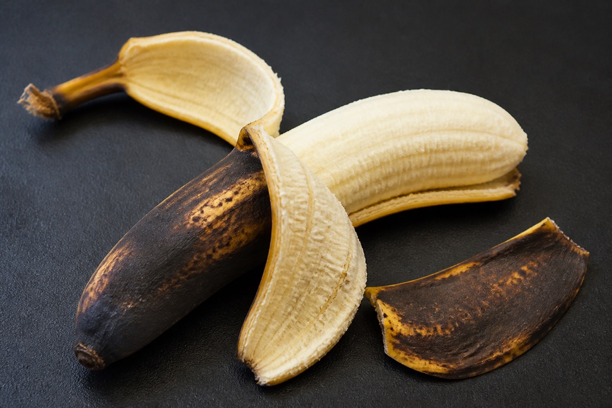 冷蔵庫で皮が黒くなったバナナと中身の様子