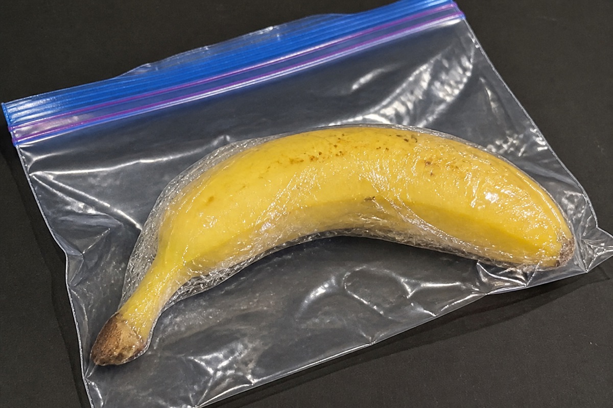 ラップで包んで保存袋に入れたバナナ
